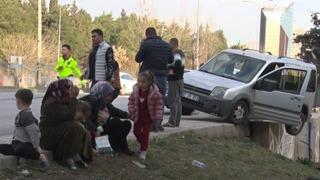 İki araç çarpıştı! İçinde aile bulunan otomobil köprüde asılı kaldı