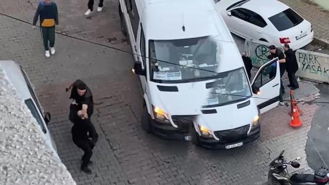 Kağıthane'de akılalmaz olay! Trafikte tartıştığı servis şoförünü vurması için kuzenini çağırdı: Kuzenim kaza yaptı, beni oraya götürür müsün?