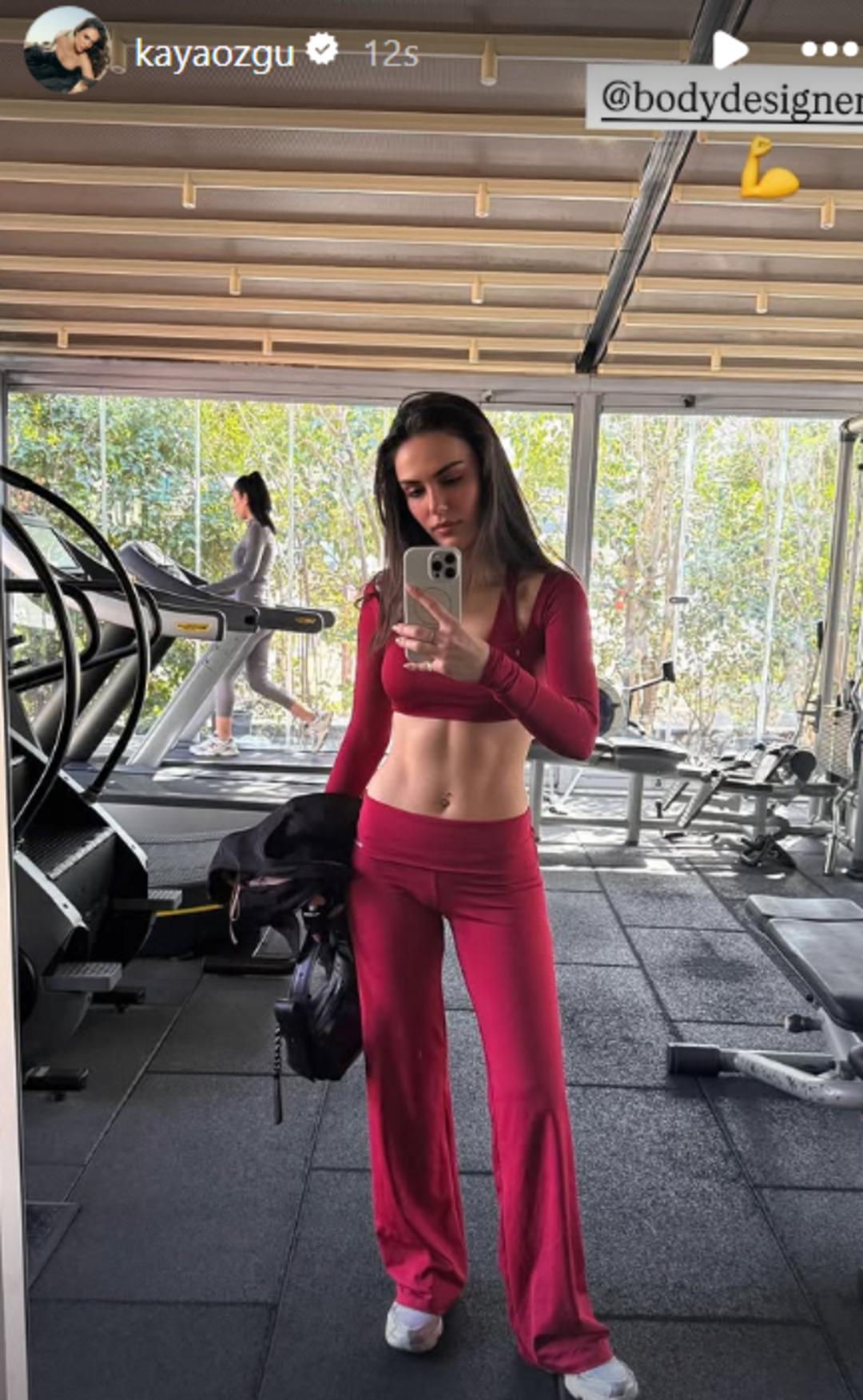 Özgü Kaya karın kaslarını sergiledi: Kekimi de yaparım... 1