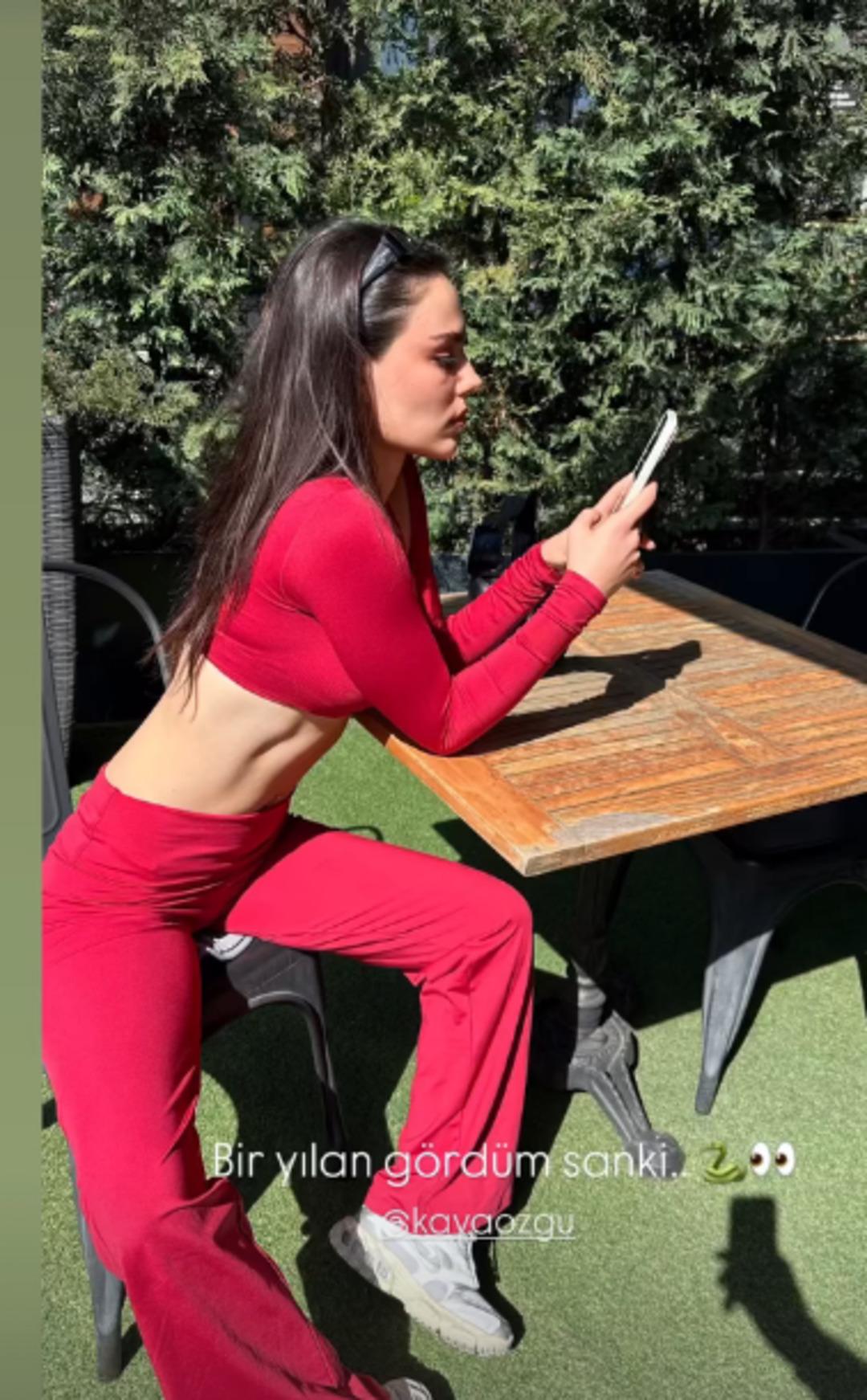 Özgü Kaya karın kaslarını sergiledi: Kekimi de yaparım... 2