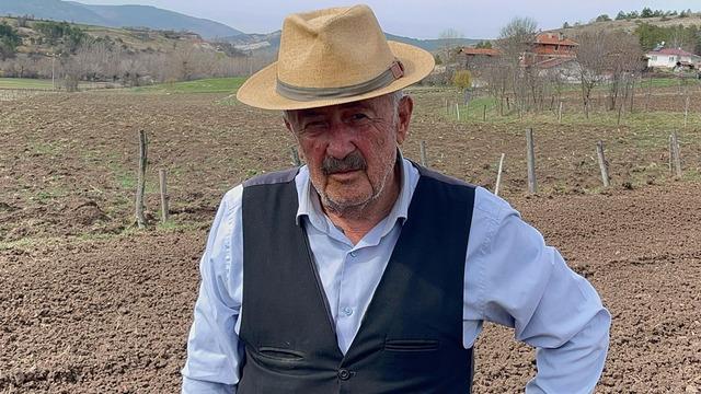 Topraktaki o detay yüksek verim almasını sağlıyor! Geçimini böyle sağlıyor