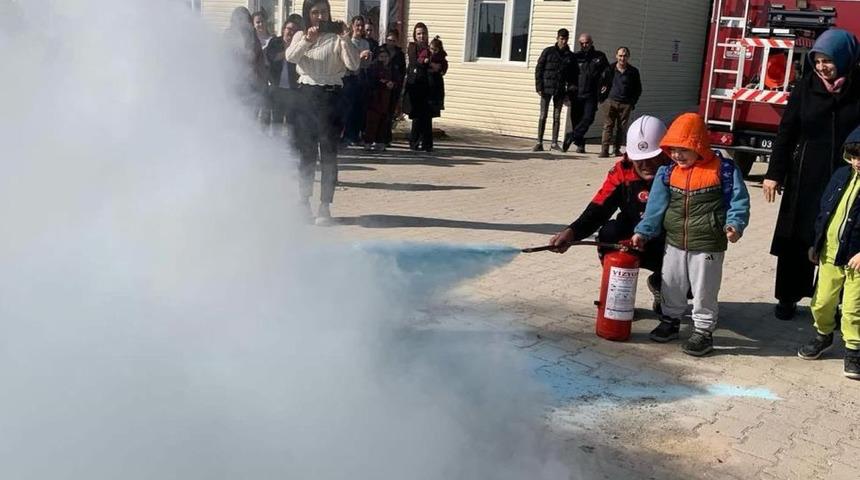 İtfaiye ekiplerinden anaokulunda yangın tatbikatı