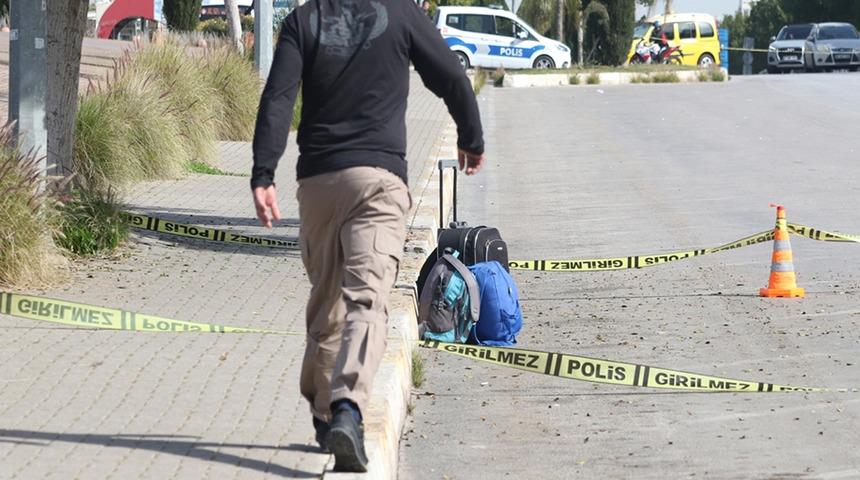 Yol kenarına bırakılan valiz ve çantadan kıyafet çıktı