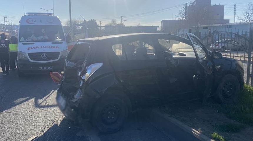 Diyarbakır’da minibüs otomobile çarptı: 3’ü çocuk 6 yaralı