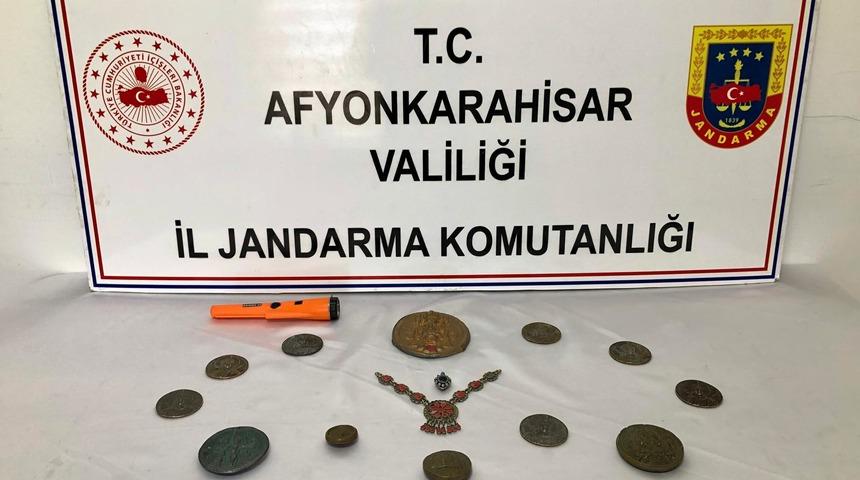 Afyonkarahisar'da tarihi eser kaçakçılığı operasyonu! Madalyon, kolye, gözyaşı şişesi, 4 mühür ve 14 sikke ele geçirildi