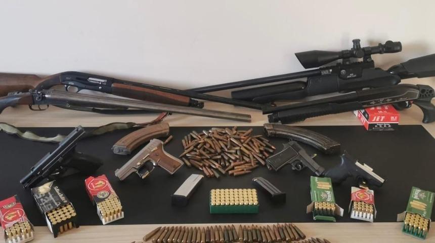 İzmir'de yasa dışı silah ticareti operasyonu: Ruhsatsız 4 tabanca, 3 tüfek, dürbünlü havalı tüfek ele geçirildi