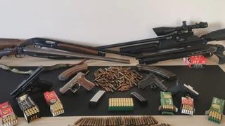 İzmir'de yasa dışı silah ticareti operasyonu: Ruhsatsız 4 tabanca, 3 tüfek, dürbünlü havalı tüfek ele geçirildi