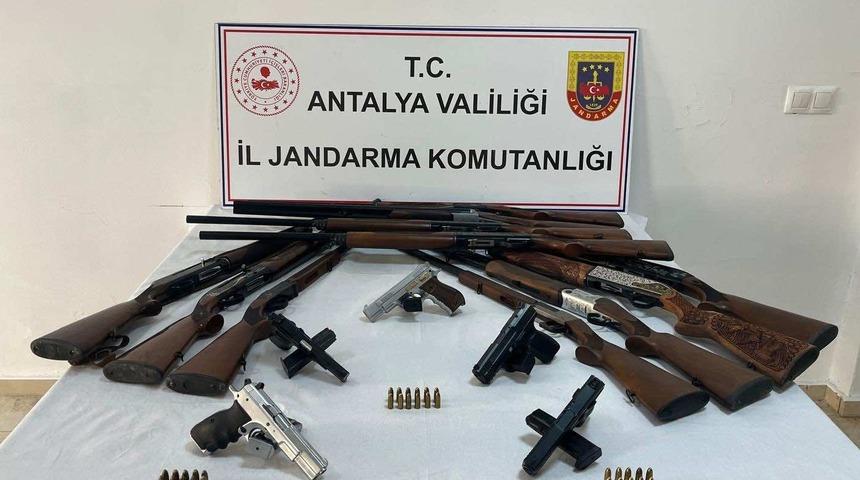 Antalya'da ruhsatsız silah operasyonu! 5 tabanca ve 11 av tüfeği ele geçirildi