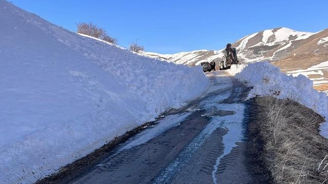 Ardahan'da çığ nedeniyle kapanan 2 köy yolu ulaşıma açıldı