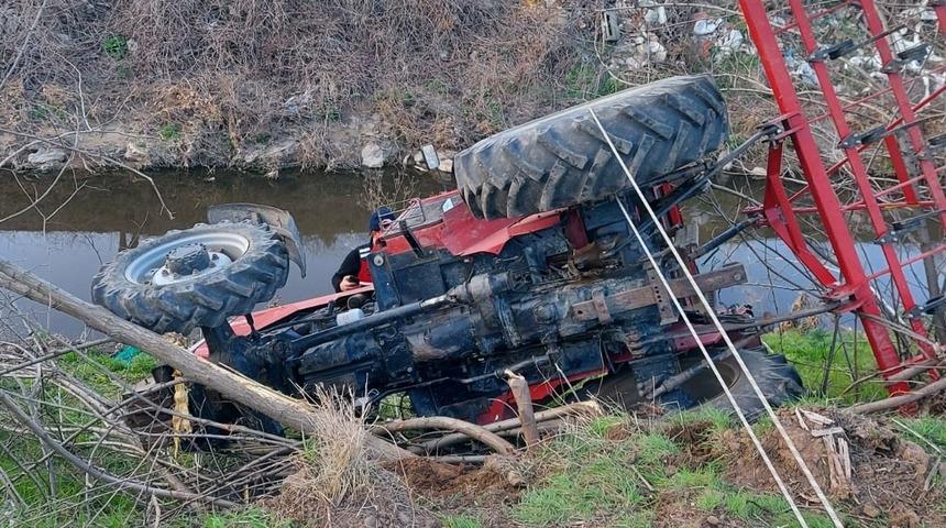 Balıkesir'de devrilen traktörün sürücüsü yaşamını yitirdi