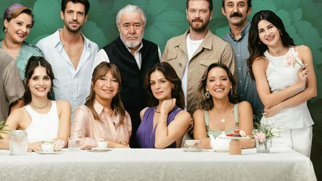 Dizi aşkı gerçek oldu! Sandık Kokusu'nun yıldızları aşklarını itiraf etti! Nesrin Cavadzade ve Pamir Pekin romantik pozla duyurdu