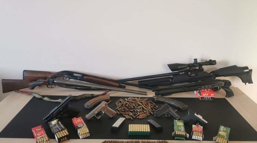 İzmir'de çok sayıda silah ve mühimmat ele geçirildi: 1 kişi tutuklandı