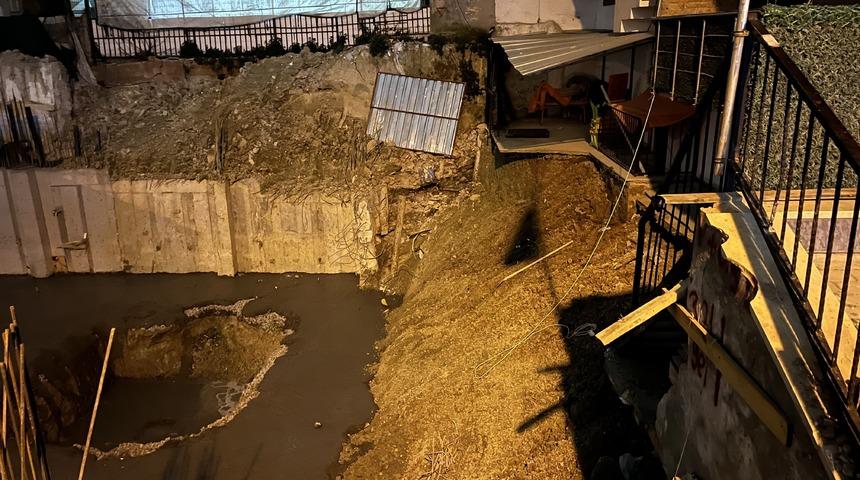 Güngören'de inşaat alanında toprak kayması! Yandaki 6 katlı binada çatlaklar meydana geldi