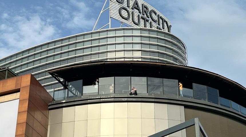 Bahçelievler'de AVM'de intihar girişimi! Ekiplerin çalışmasıyla ikna edildi