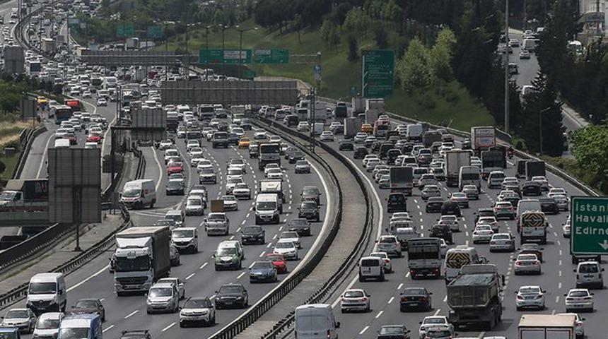 Gün geçtikçe megakentte trafik artıyor! Haftanın ilk iş gününde toplu taşımada ve yollarda yoğunluk tavan yaptı