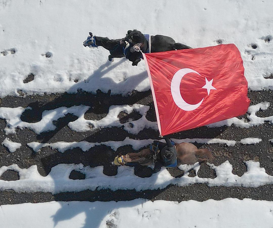 Çanakkale Zaferi’nin 110. yılında bayrak ve atlarla kampüste zafer turu attılar 3