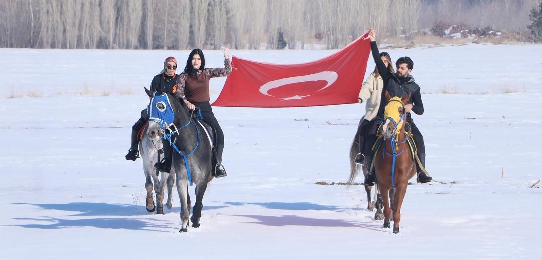 Çanakkale Zaferi’nin 110. yılında bayrak ve atlarla kampüste zafer turu attılar 1