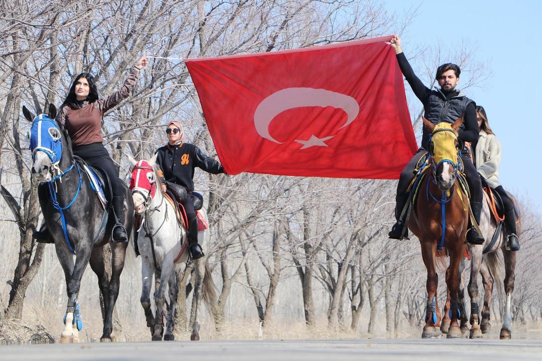 Çanakkale Zaferi’nin 110. yılında bayrak ve atlarla kampüste zafer turu attılar 4
