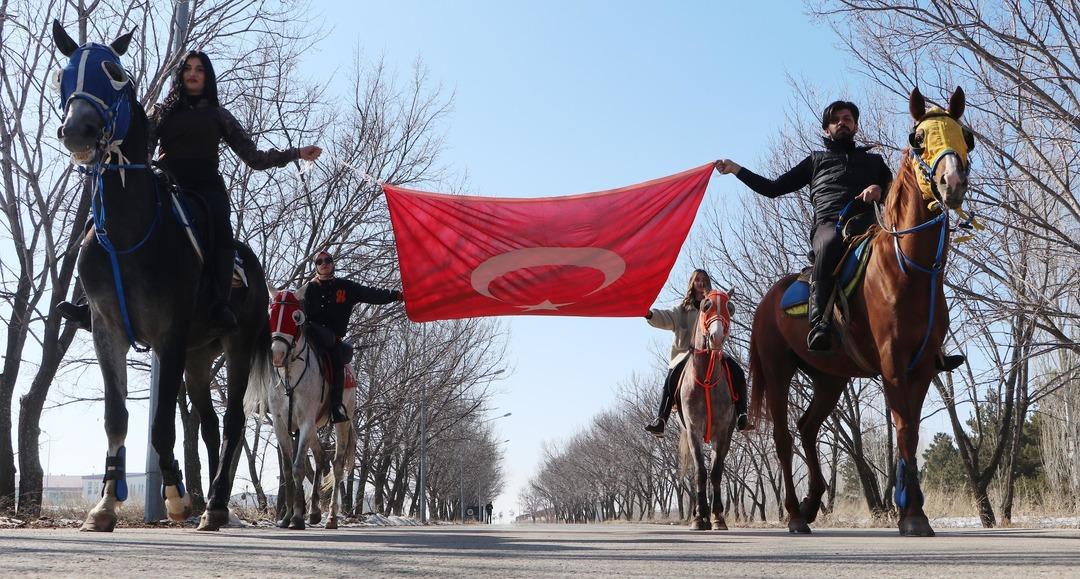Çanakkale Zaferi’nin 110. yılında bayrak ve atlarla kampüste zafer turu attılar 6