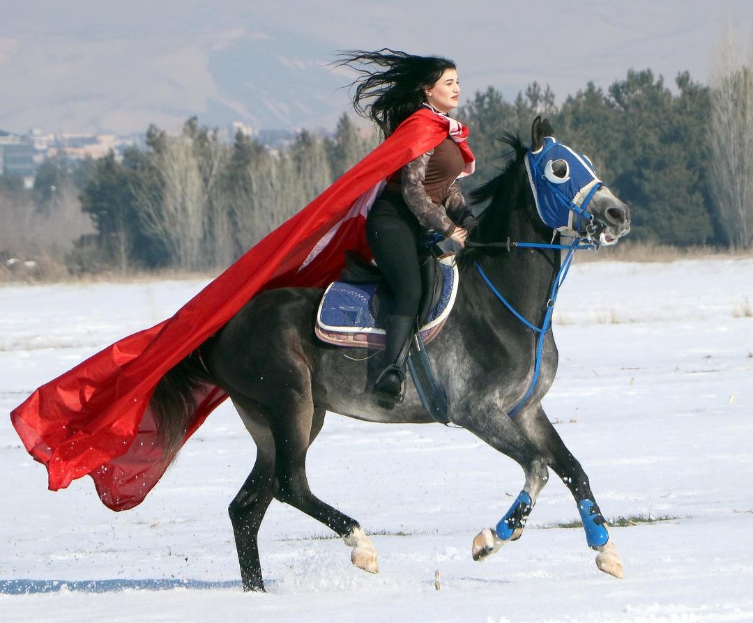 Çanakkale Zaferi’nin 110. yılında bayrak ve atlarla kampüste zafer turu attılar 5