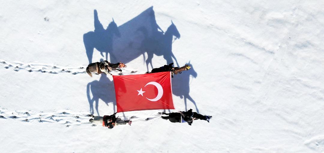 Çanakkale Zaferi’nin 110. yılında bayrak ve atlarla kampüste zafer turu attılar 2