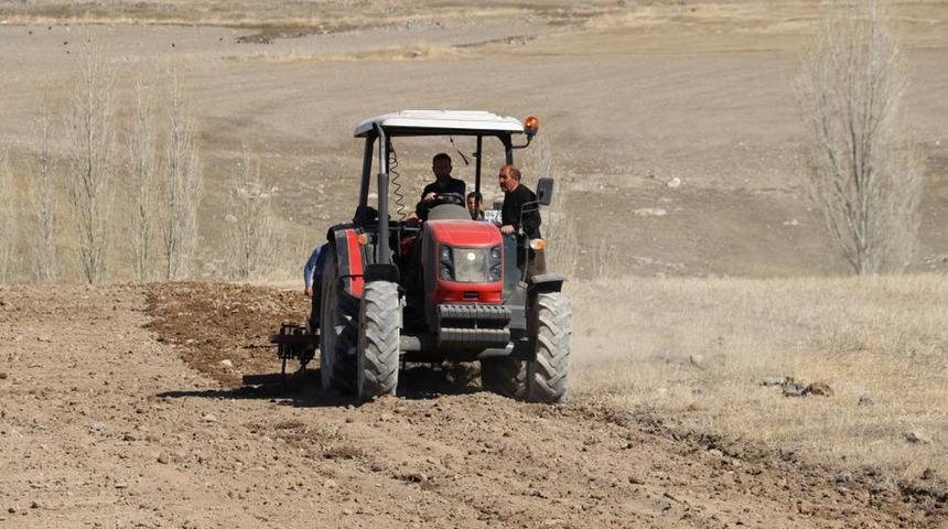 Diyadin'de tarla sürme çalışmaları başladı.