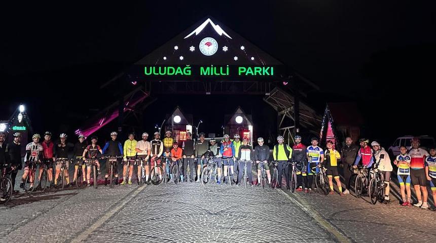 Bursalı bisikletçiler iftarın ardından Uludağ'a tırmandı