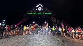 Bursalı bisikletçiler iftarın ardından Uludağ'a tırmandı