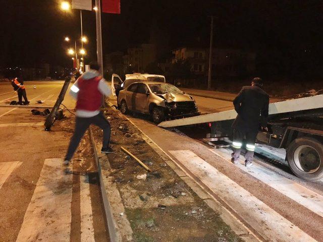 Otomobil trafik ışıklarına çarptı : 1 yaralı