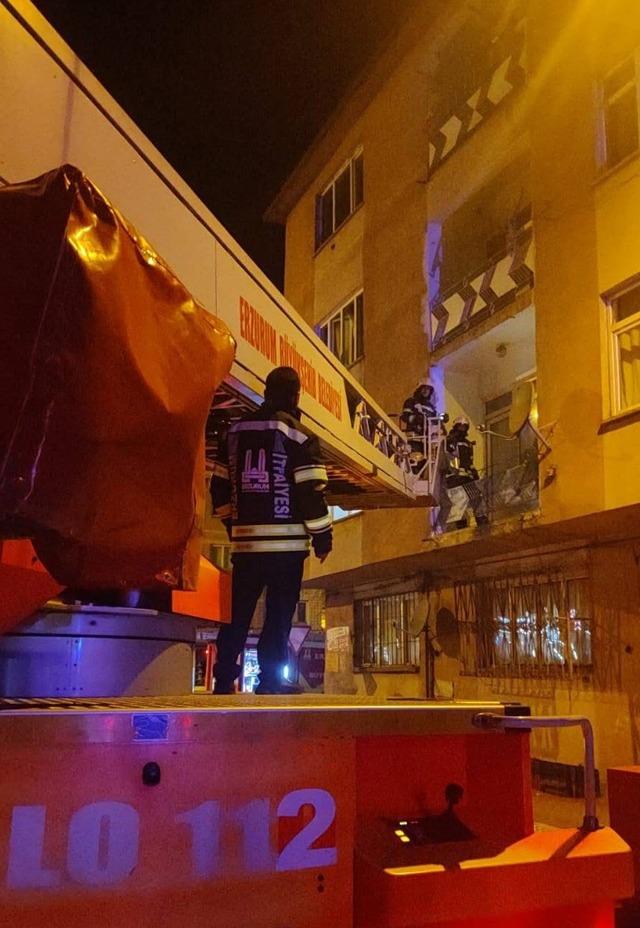 Erzurum da, apartmanda çıkan yangında 10 kişi dumandan etkilendi 1