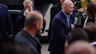 Yer: Stuttgart Havalimanı! Süleyman Soylu ile Türkçe konuşan görevli arasında ilginç diyalog! Kemerini çıkarıp attı