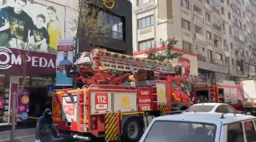 Dönercide yangın! 2 kişi dumandan etkilendi