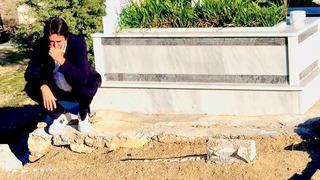 Önce annesini sonra üvey annesini kaybetti! Mahsun Kırmızıgül mezar başında hüngür hüngür ağladı