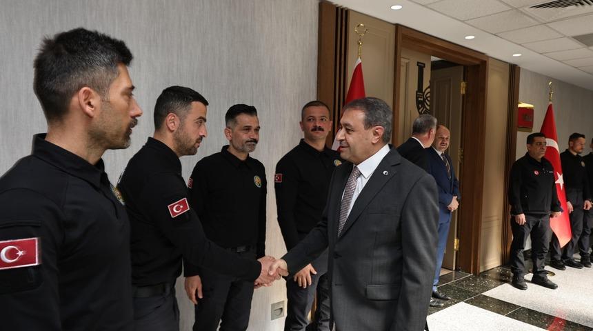 Şanlıurfa Belediye Başkanı Mehmet Kasım Gülpınar ve ŞUAK ekibinden Vali Şıldak'a ziyaret! "Bu girişim son derece faydalı olacak"