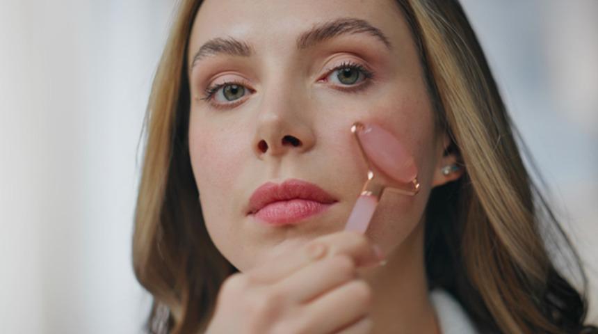 Yüz yogası ile kırışıklıklara veda edin! İşte doğal gençlik formülü…