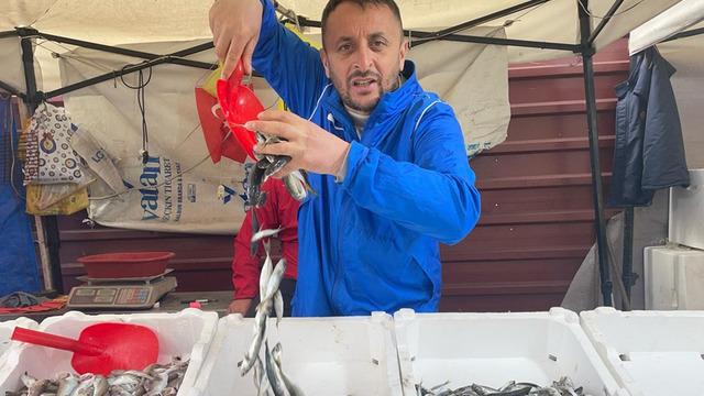 Tezgahta kapış kapış sattı! Her yerde 150 liradan satılıyorken onlar tonlarca balık avlayınca...