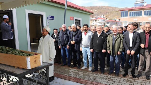 Annesinin tabutu başında kalp krizi geçirip öldü