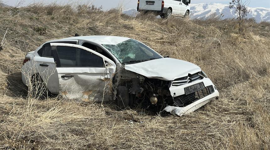 Van'da iki otomobilin çarpıştığı kazada 6 kişi yaralandı