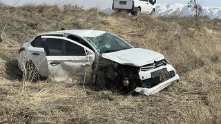 Van'da iki otomobilin çarpıştığı kazada 6 kişi yaralandı
