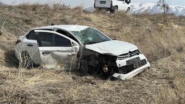 Van'da iki otomobilin çarpıştığı kazada 6 kişi yaralandı