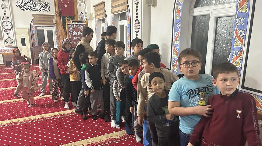 Manisa'da çocuklar koşarak teravih namazına gidiyor...