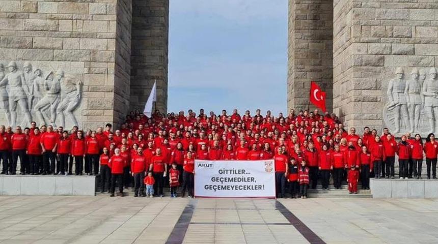 AKUT'tan Çanakkale şehitliğine anlamlı ziyaret