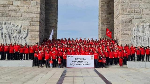 AKUT'tan Çanakkale şehitliğine anlamlı ziyaret