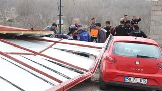 Uçan çatının altında kaldılar! Nevşehir'de korkunç olay