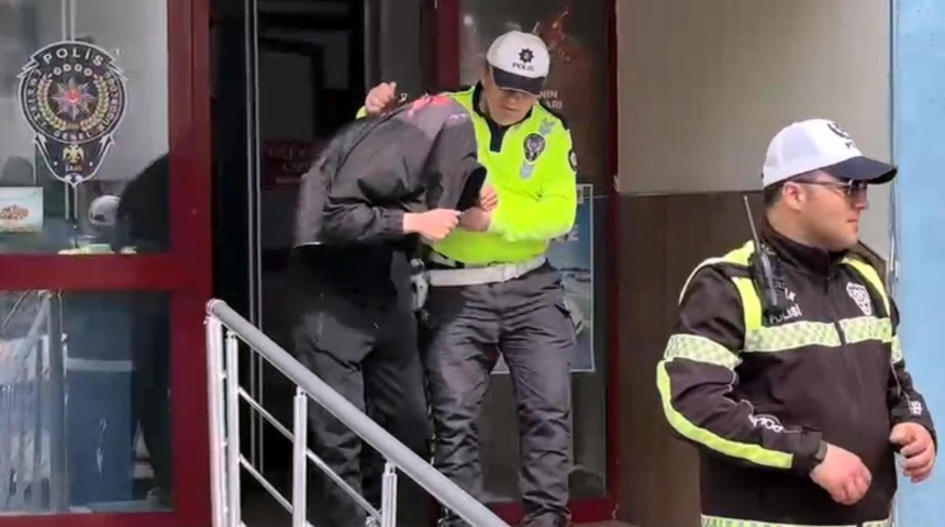 Tek teker üzerinde motosiklet kullanan 2 sürücü yakalandı