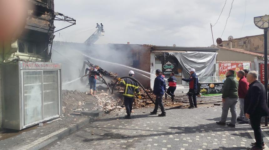 Manifatura dükkanında çıkan yangında alevler metrelerce yükseğe çıktı