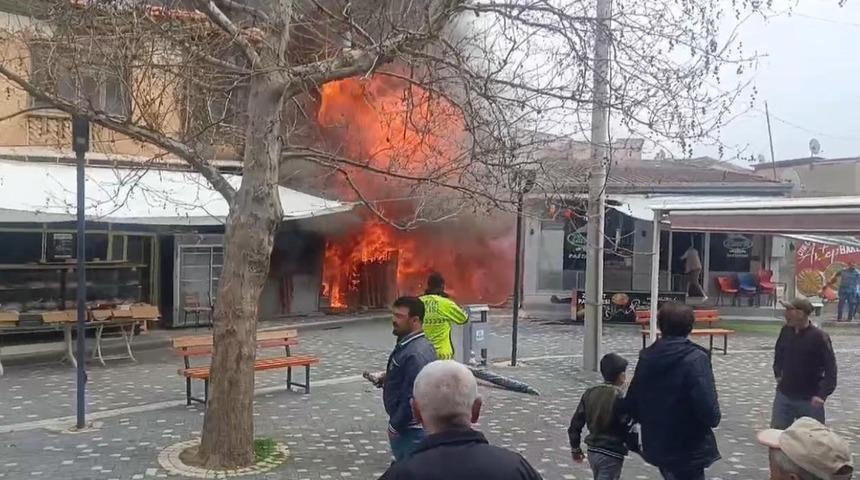 Manifatura dükkanında çıkan yangın da alevler metrelerce yükseğe çıktı