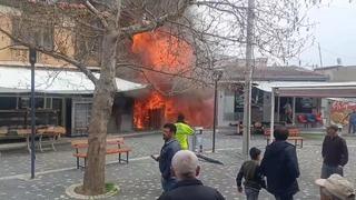 Manifatura dükkanında çıkan yangın da alevler metrelerce yükseğe çıktı