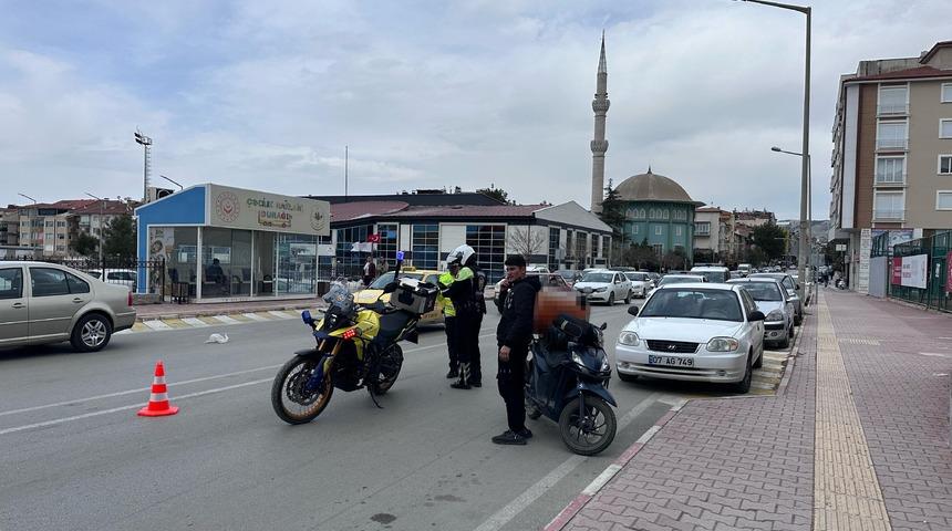 Burdur'da otomobil ile motosikletin çarpıştığı kazada kurye yaralandı