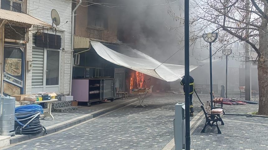 Afyonkarahisar'da yangın! Manifatura dükkanı kullanılamaz hale geldi